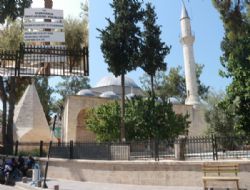 Sahipsiz Laal Paa Camii  Tarihi Camii kaderine mi terk edildi